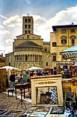 Arezzo - La fiera dell'antiquariato in piazza Grande la prima domenica del mese. 